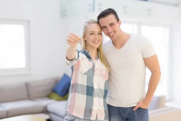 Casal mostrando as chaves de sua nova casa — Fotografia de Stock