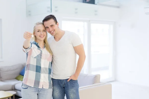 Paar tonen een sleutels van hun nieuwe huis — Stockfoto