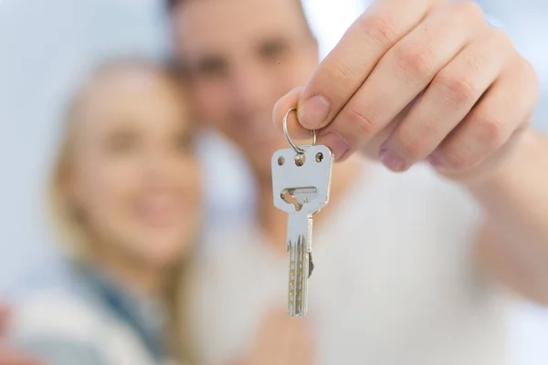 Ζευγάρι που δείχνει μια κλειδιά του νέου σπιτιού τους — Φωτογραφία Αρχείου