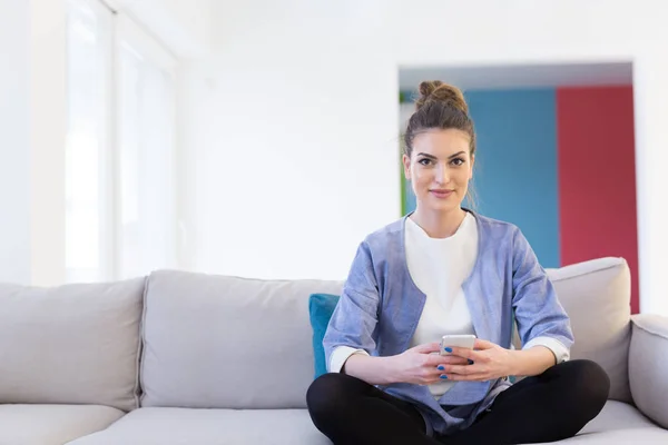 Kvinna med mobiltelefon — Stockfoto