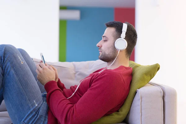 Man genieten van muziek via de koptelefoon — Stockfoto