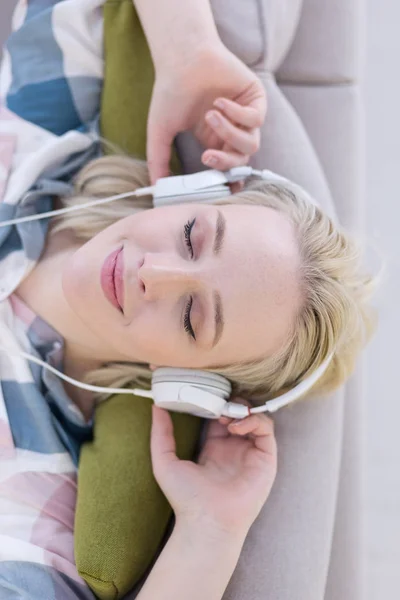 Menina apreciando música através de fones de ouvido — Fotografia de Stock