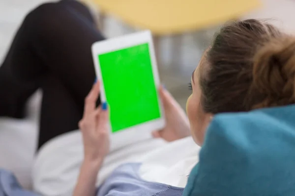 Frau auf Sofa mit Tablet-Computer — Stockfoto