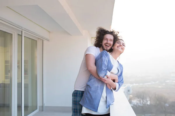 Casal abraçando na varanda — Fotografia de Stock
