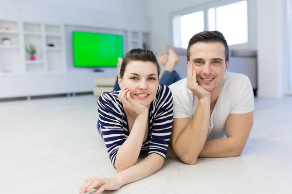 Pareja tendida en el suelo en casa — Foto de Stock