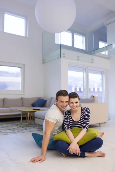 Encantador Casal Desfrutando Tempo Livre Sentado Chão Sua Sala Estar — Fotografia de Stock