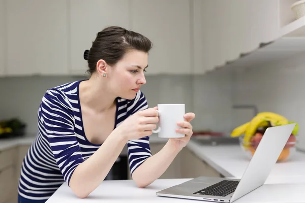 Mujer beber café disfrutando de un estilo de vida relajante —  Fotos de Stock