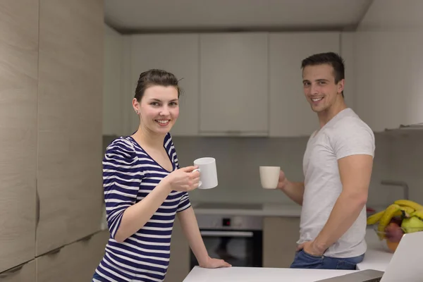 Casal com computador portátil desfrutando manhã — Fotografia de Stock