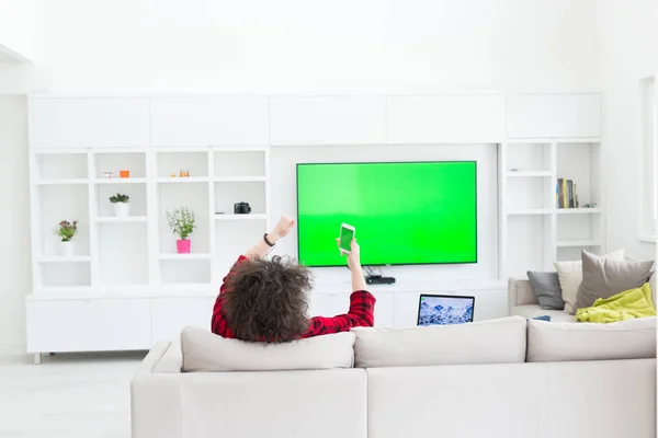 Hombre joven en albornoz disfrutando del tiempo libre — Foto de Stock