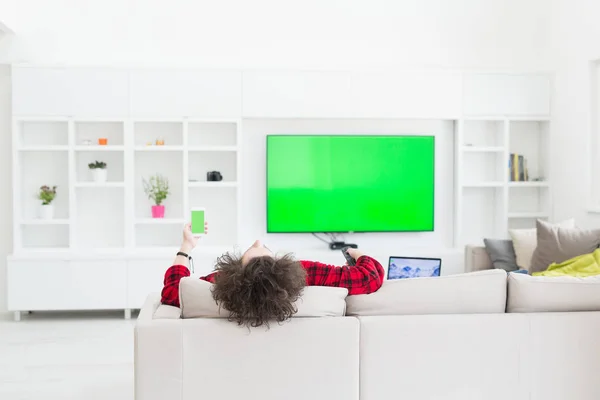 Hombre joven en albornoz disfrutando del tiempo libre — Foto de Stock