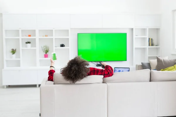 Jonge man in badjas genieten van vrije tijd — Stockfoto