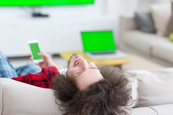 Hombre joven en albornoz disfrutando del tiempo libre —  Fotos de Stock