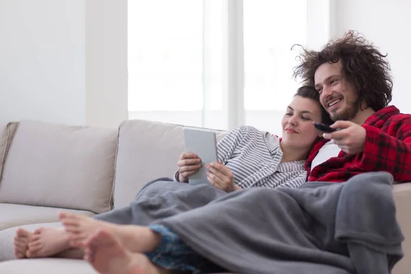 Casal relaxante em casa com computadores tablet — Fotografia de Stock