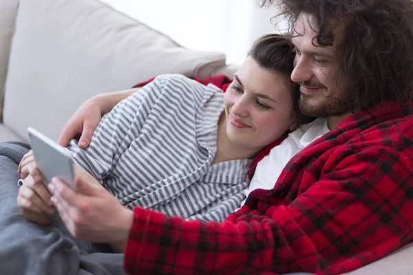 Pareja relajante en casa con tabletas —  Fotos de Stock