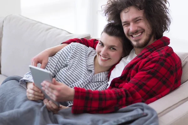 Pareja relajante en casa con tabletas —  Fotos de Stock