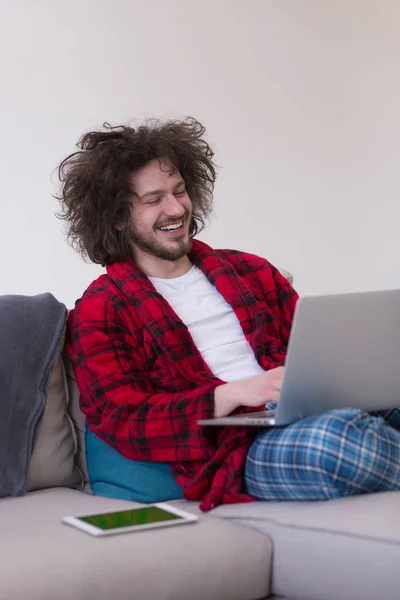 Hombre freelancer en albornoz trabajando desde casa — Foto de Stock