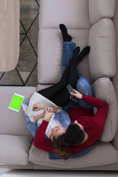 Pareja joven en el sofá viendo la televisión vista superior —  Fotos de Stock