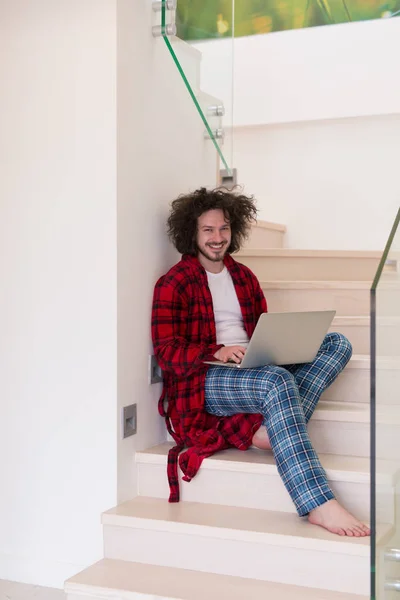 Freelancer en albornoz trabajando desde casa — Foto de Stock