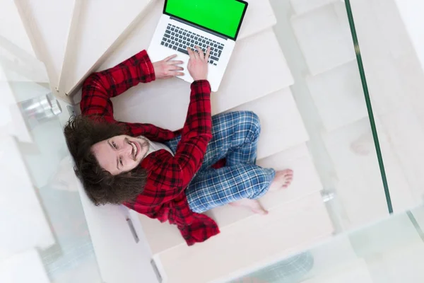 Freelancer em roupão de banho trabalhando em casa — Fotografia de Stock