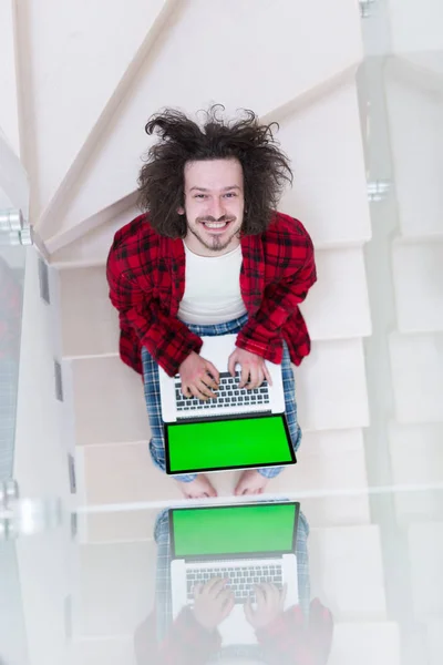 Freelancer en albornoz trabajando desde casa — Foto de Stock