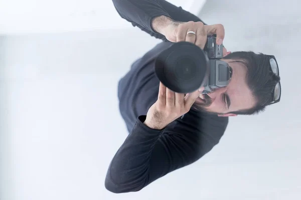 Young Photographer takes pictures with DSLR camera — Stock Photo, Image