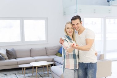 Çift gösteren küçük kırmızı evde eller