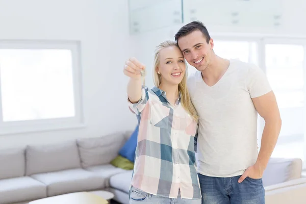 Ehepaar zeigt Schlüssel für sein neues Haus — Stockfoto