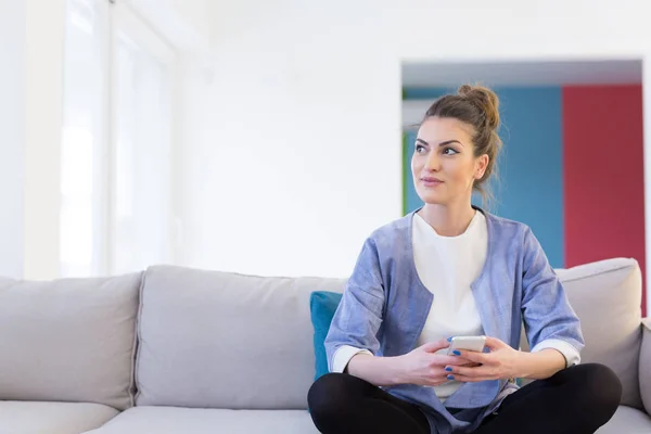 Kvinna med mobiltelefon — Stockfoto