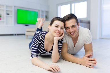 Evde yerde yatan bir çift.