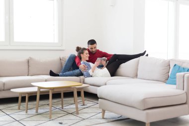 evde tablet bilgisayarlar ile rahatlatıcı Çift