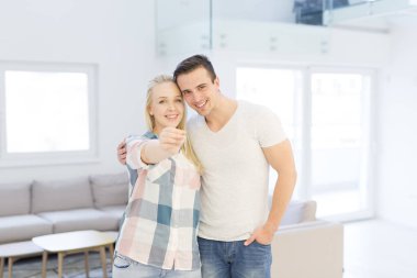 Yeni evleri tuşları gösteren çift