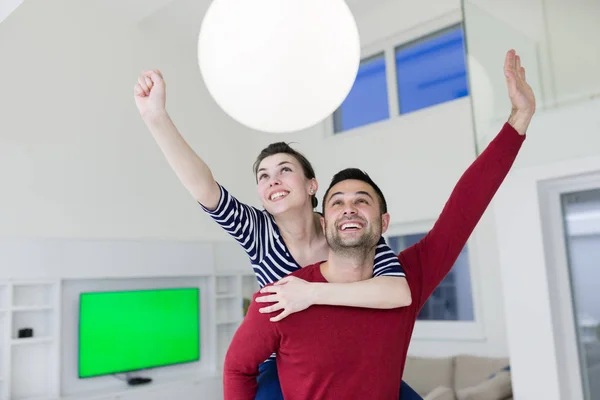 Bonito homem piggybacking seu namorada — Fotografia de Stock