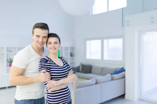 Casal abraçando em sua nova casa — Fotografia de Stock