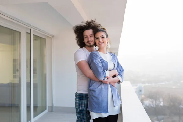 Casal abraçando na varanda — Fotografia de Stock