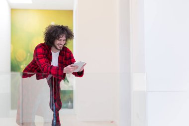 tablet bilgisayar kullanarak genç serbest meslek