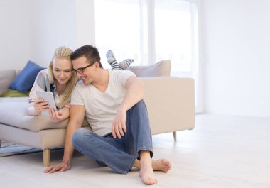 evde tablet bilgisayarlar ile rahatlatıcı Çift