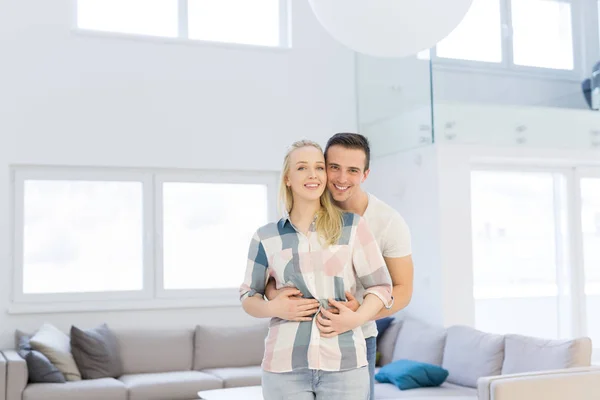 Casal abraçando em sua nova casa — Fotografia de Stock