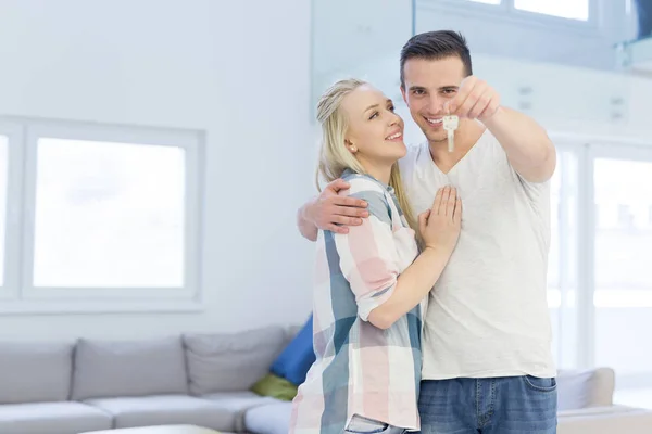 Paar tonen een sleutels van hun nieuwe huis — Stockfoto