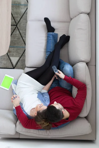 A fiatal pár néz televízió felülnézet kanapé — Stock Fotó
