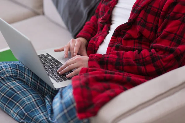 Hombre freelancer en albornoz trabajando desde casa —  Fotos de Stock