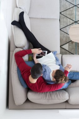 evde tablet bilgisayarlar ile rahatlatıcı Çift