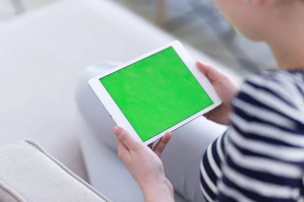 Mujer en el sofá usando tableta —  Fotos de Stock