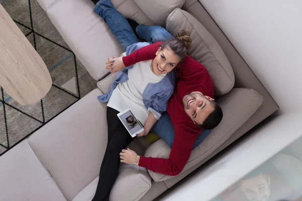 タブレット コンピューターと家でのんびりカップル — ストック写真