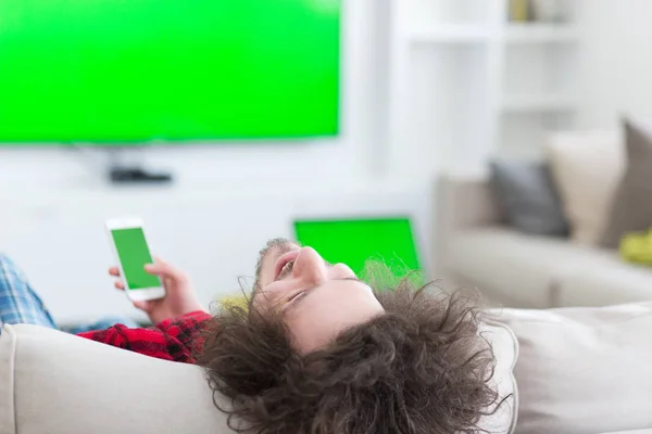 Jonge man in badjas genieten van vrije tijd — Stockfoto