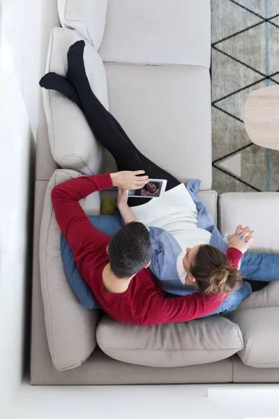 Para, relaks w domu z komputerów typu tablet — Zdjęcie stockowe