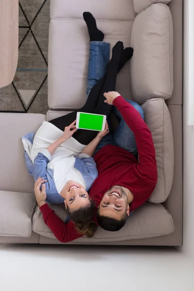 Par koppla av hemma med tablet-datorer — Stockfoto