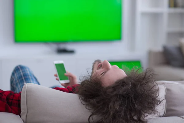 Jonge man in badjas genieten van vrije tijd — Stockfoto