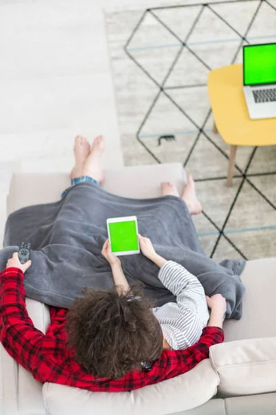 Coppia relax a casa con tablet — Foto Stock