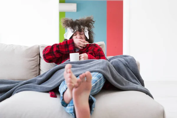 Jovem com gripe e febre — Fotografia de Stock