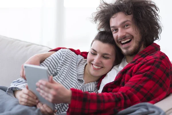 Par koppla av hemma med tablet-datorer — Stockfoto